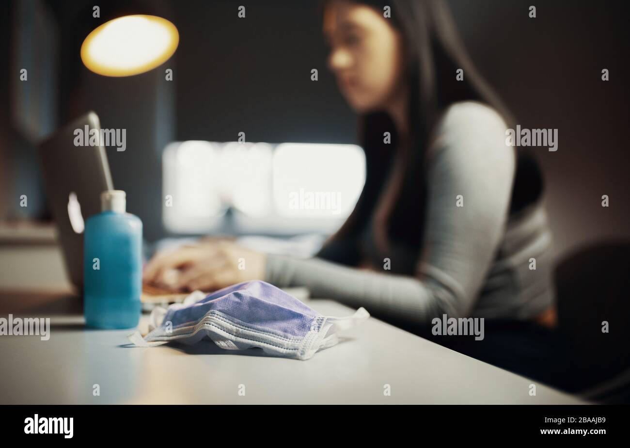 Scolari studia a casa via e-learning a causa di Corona Virus Covid-19 quarantena, homeschooling Foto Stock