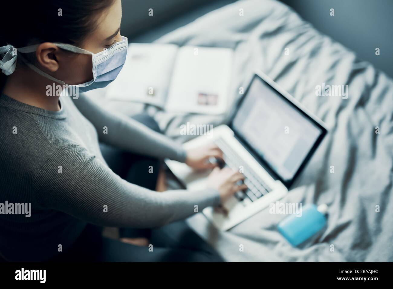 Scolari studia a casa via e-learning a causa di Corona Virus Covid-19 quarantena, homeschooling Foto Stock