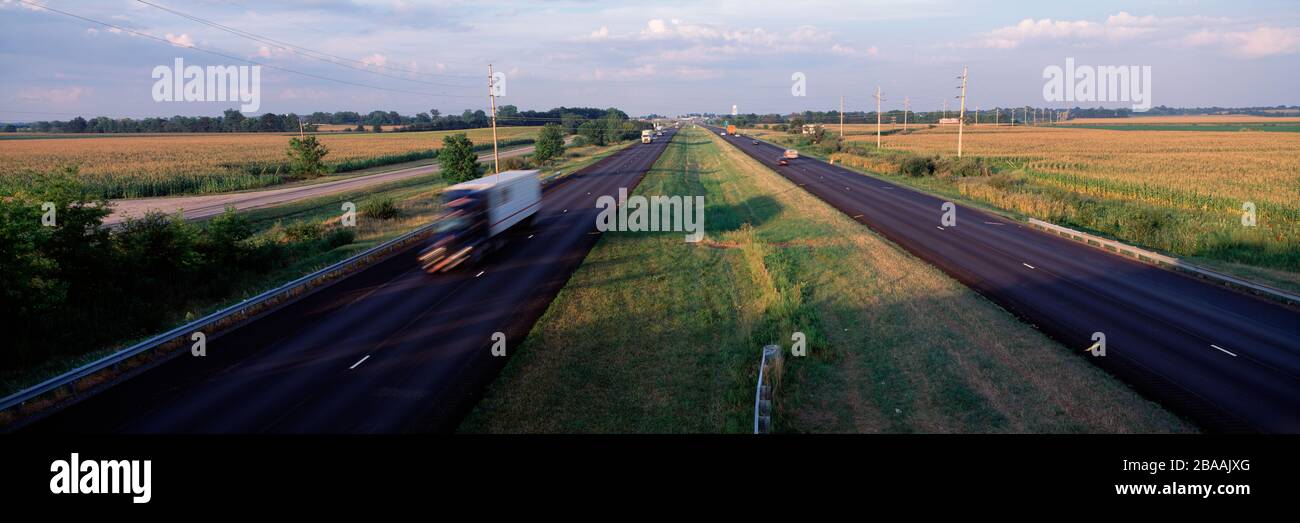 Camion su autostrada, Illinois, Stati Uniti Foto Stock