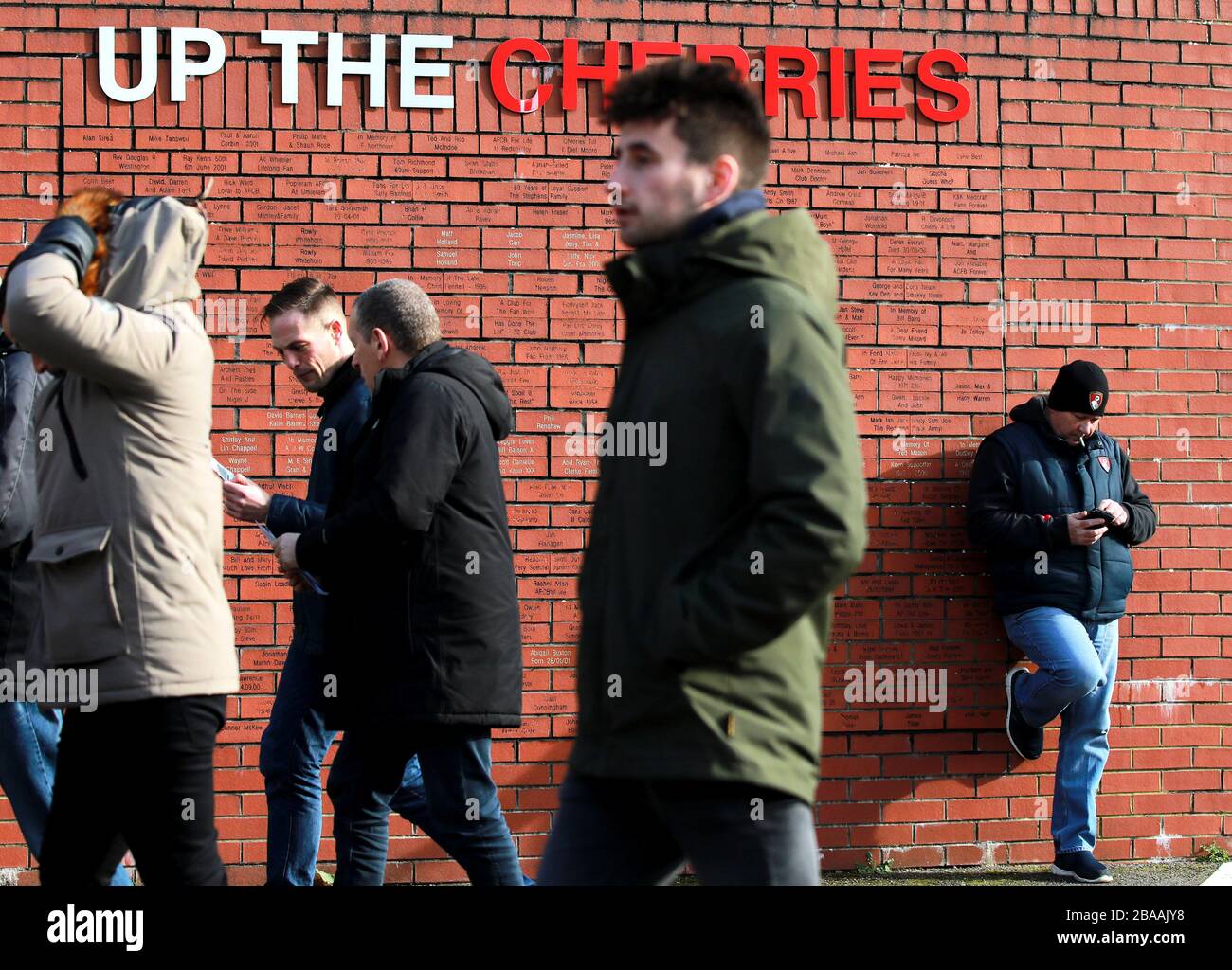 Un sostenitore di Bournemouth fuma una sigaretta fuori dal Vitality Stadium prima della partita Foto Stock