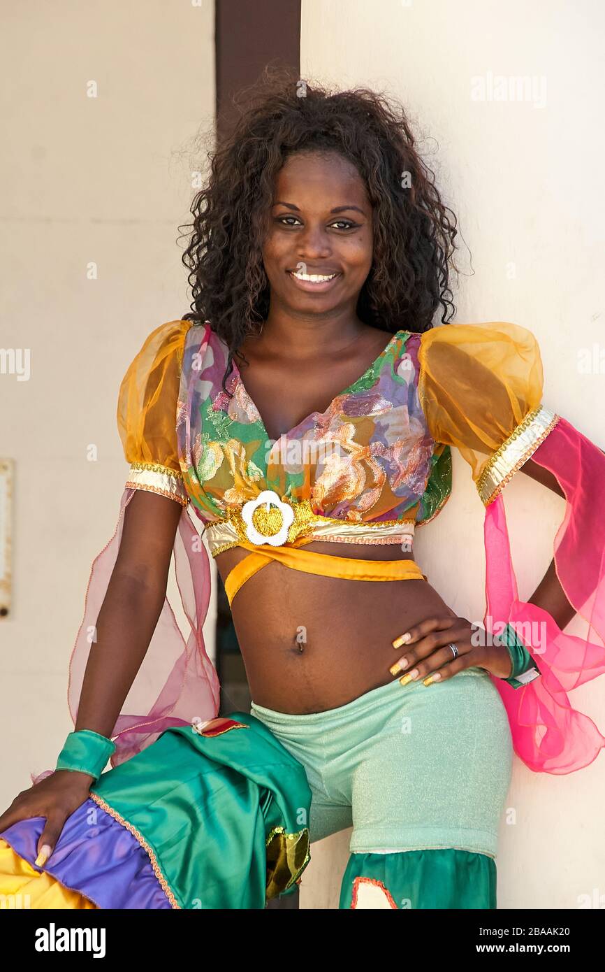Afrocuban stills ballerino Street performer in costume colorato in Plaza Vieja, Havana Foto Stock