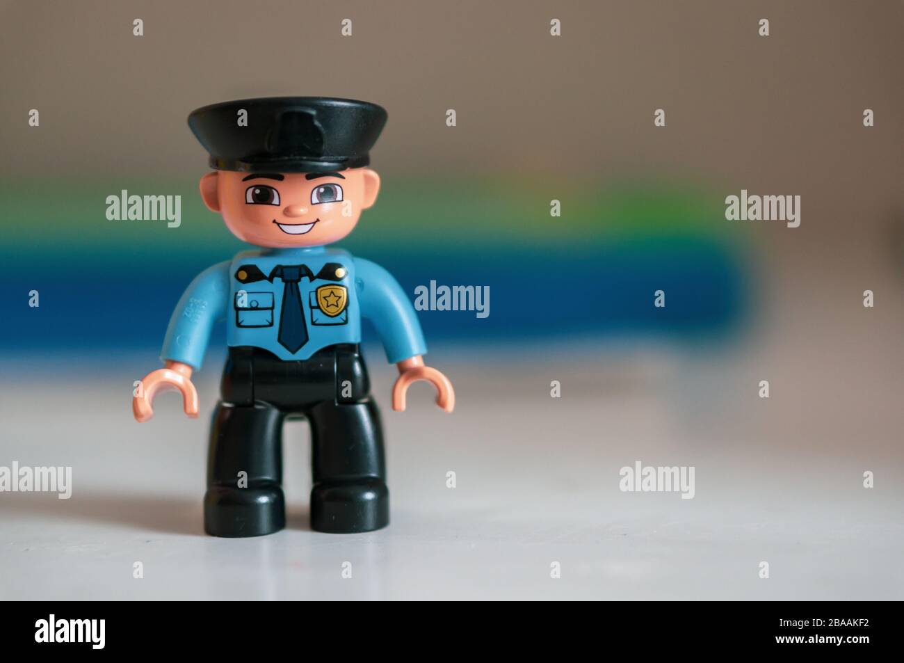 POZNAN, POLONIA - 20 Mar 2020: Figura ufficiale della polizia di LEGO Duplo su un tavolo di legno in soft focus background. Foto Stock
