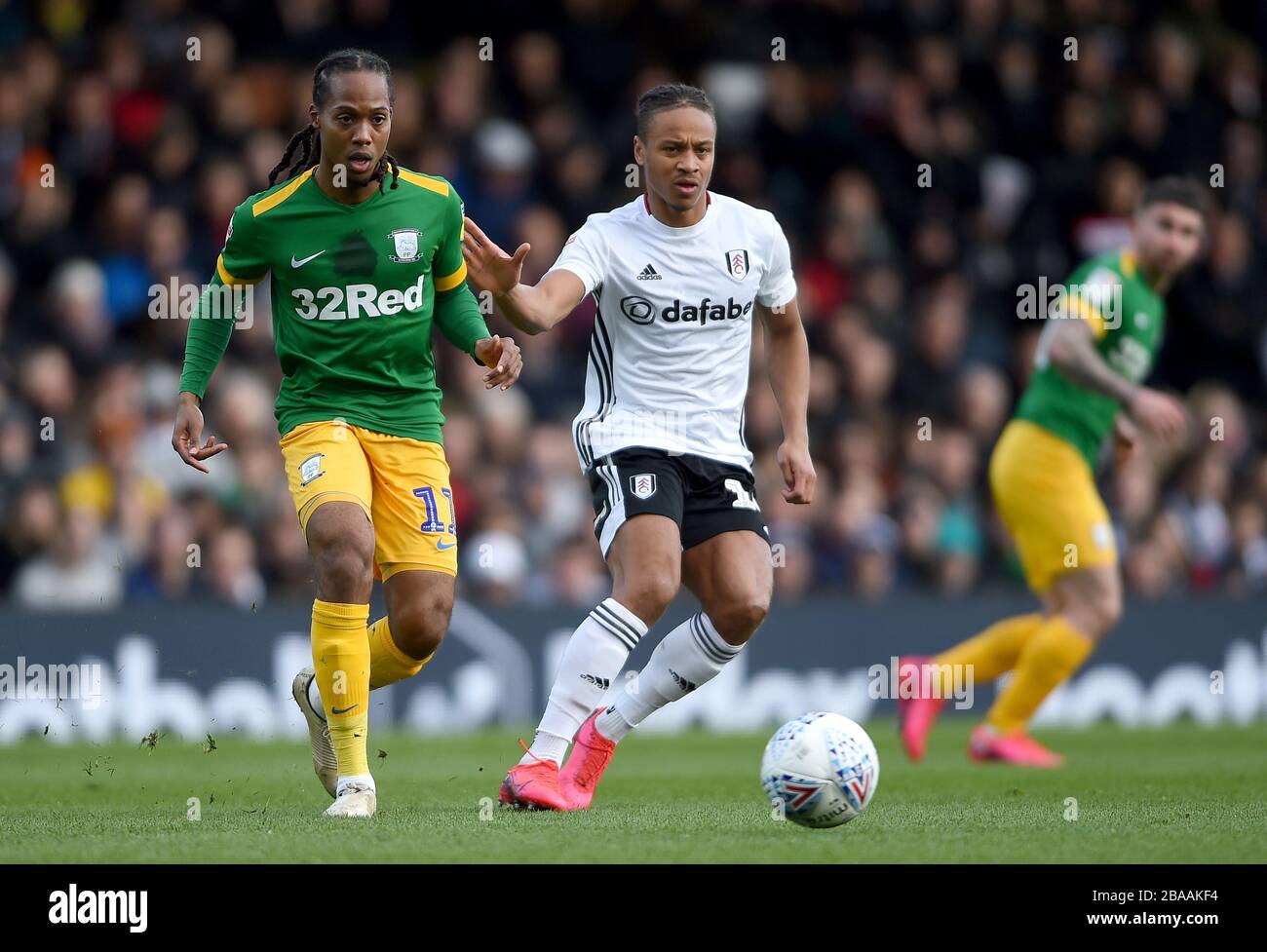 Daniel Johnson di Preston North End e Bobby Decordova-Reid di Fulham combattono per la palla Foto Stock