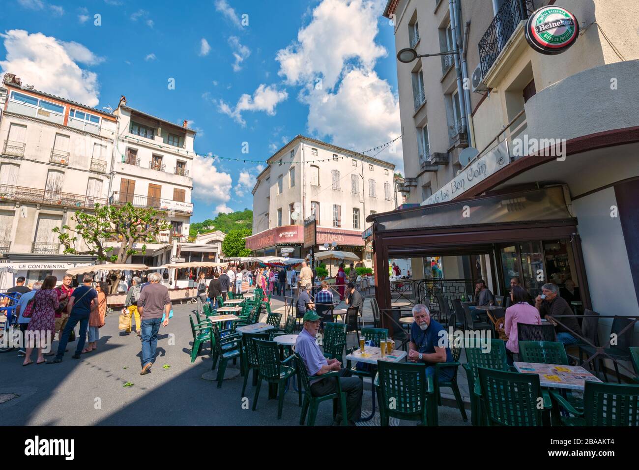 Francia, Parco Nazionale di Cévennes, le Vigan, giorno del mercato, caffè sul marciapiede Foto Stock