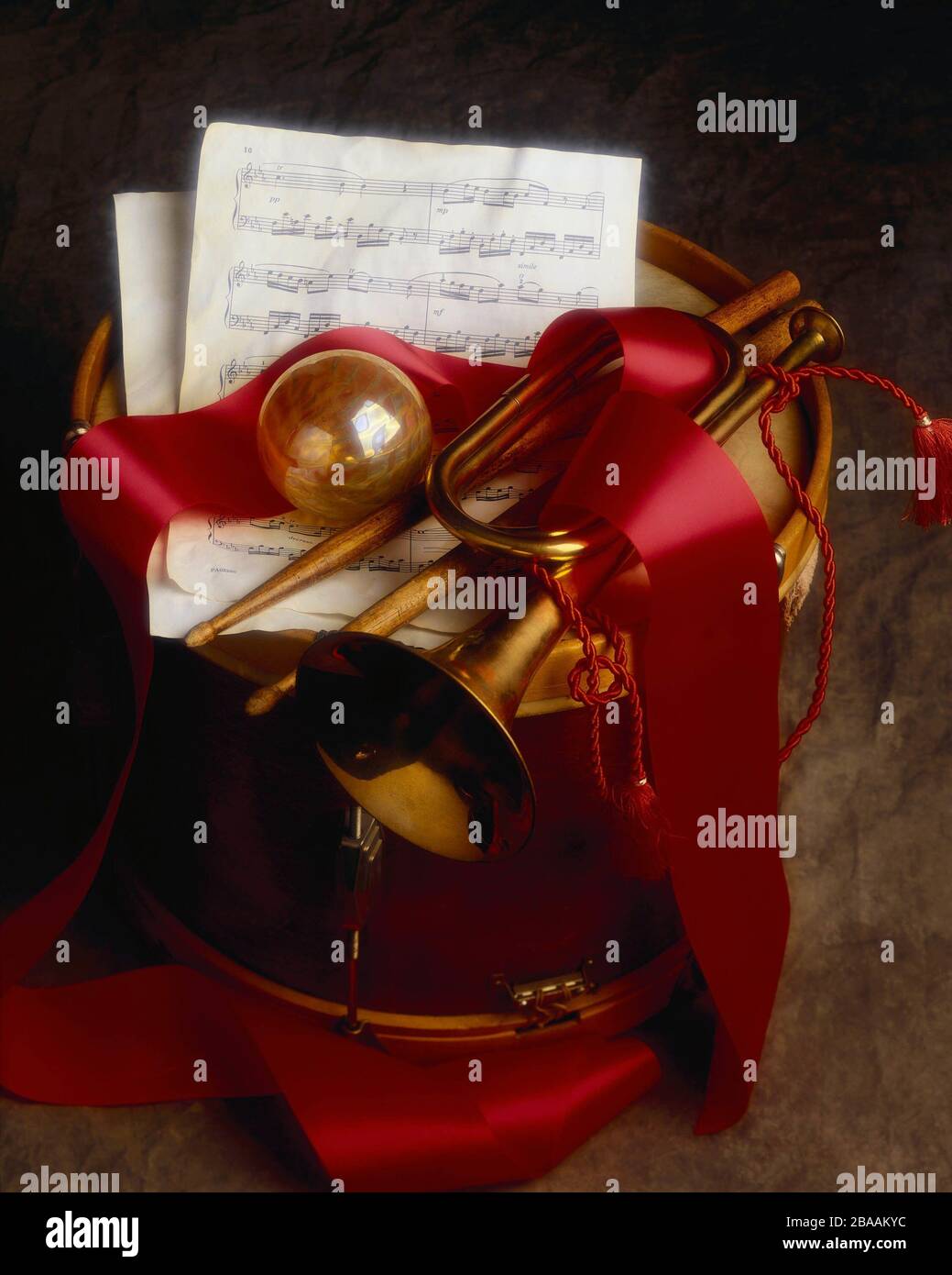 Scatto verticale di carte di nota su un laccio con tamburi bastoni e sassofono sulla parte superiore Foto Stock