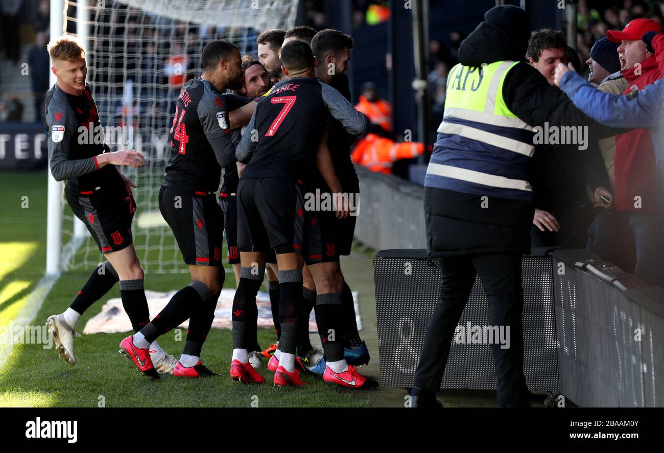 Sam Vokes di Stoke City celebra il suo fianco che ha segnato il primo obiettivo del gioco Foto Stock