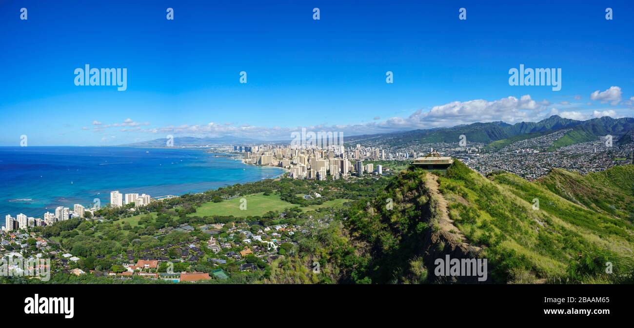 Waikiki Panorama dalla cima del Diamond Head con il bunker della seconda Guerra Mondiale a destra, Oahu, Hawaii, USA Foto Stock
