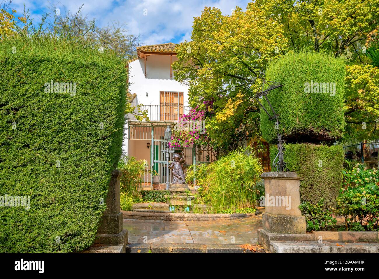 Pittoresco parco cittadino autunnale con vista sul piccolo cortile con fontana a Ronda. Andalusia, Spagna Foto Stock