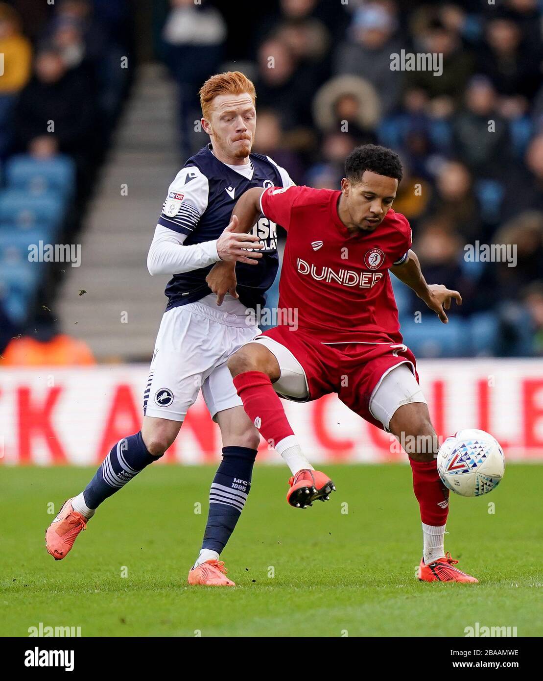 Ryan Woods di Millwall (a sinistra) e Korey Smith di Bristol City Foto Stock