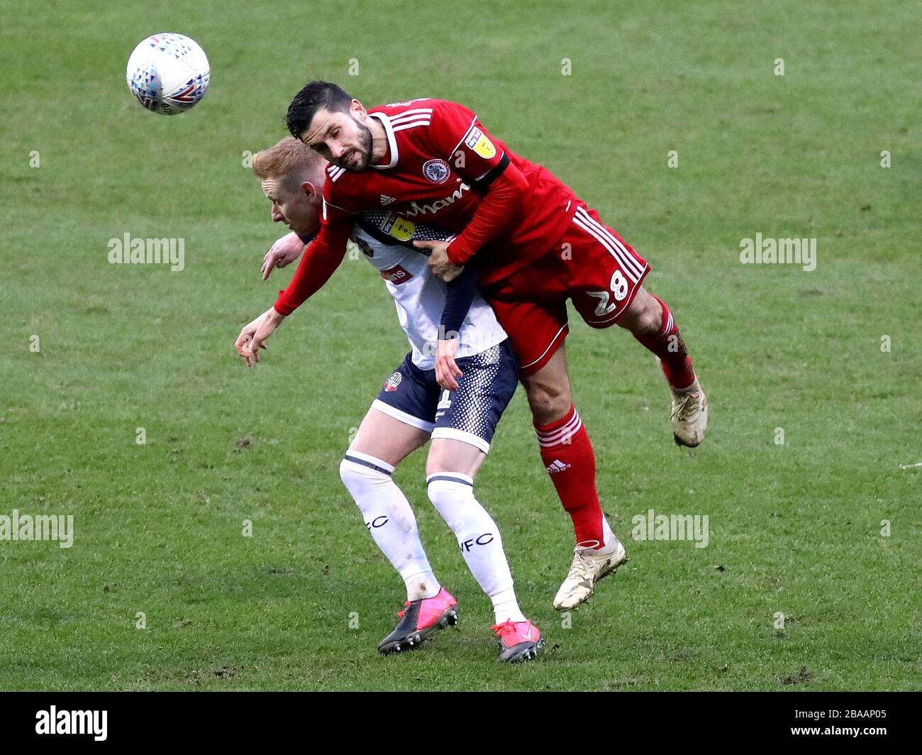 Ali Crawford di Bolton Wanderers (a sinistra) e Seamus Conneely di Accrington Stanley combattono per la palla Foto Stock