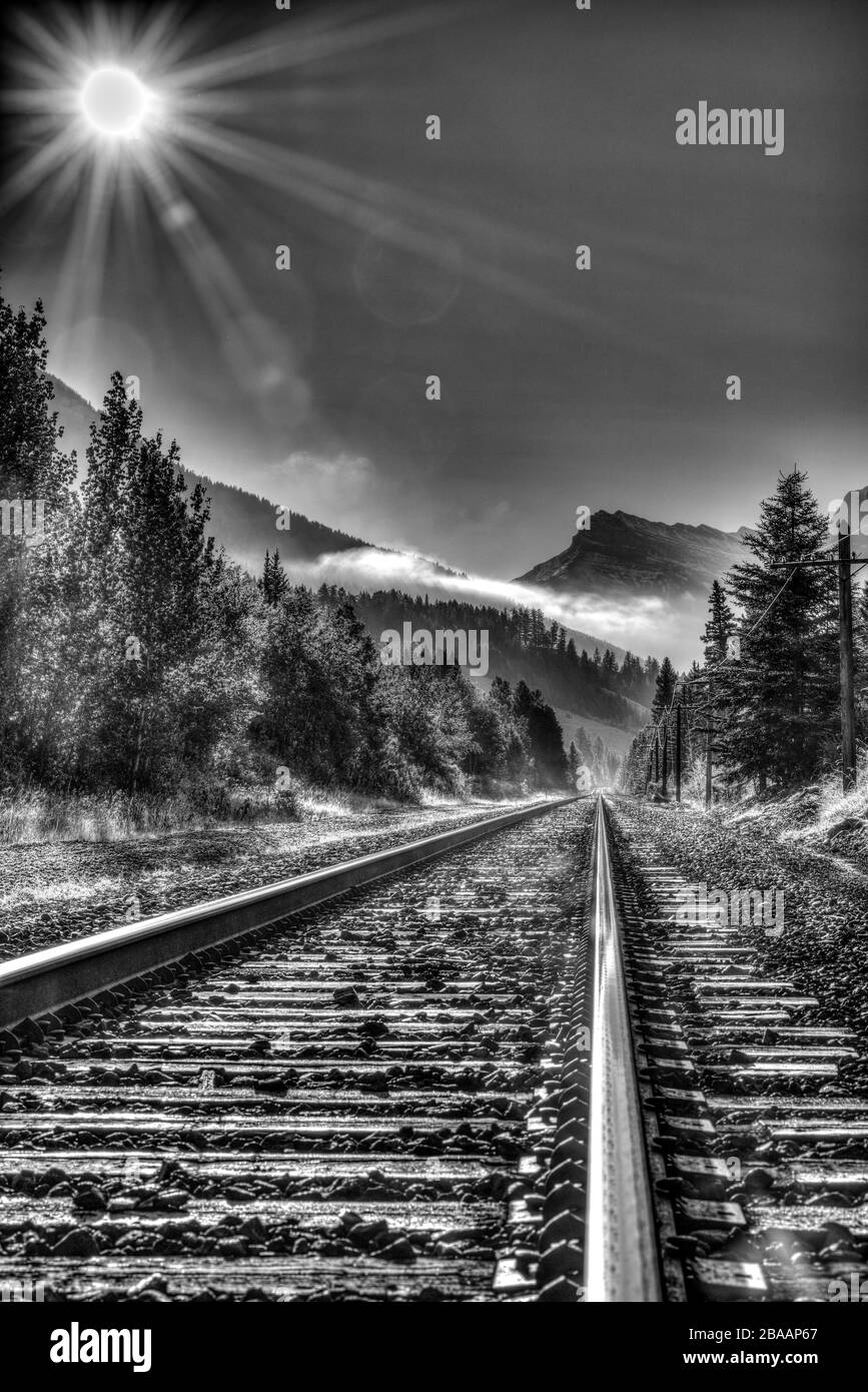 Binari ferroviari sotto cielo soleggiato, Canmore, Alberta, Canada Foto Stock