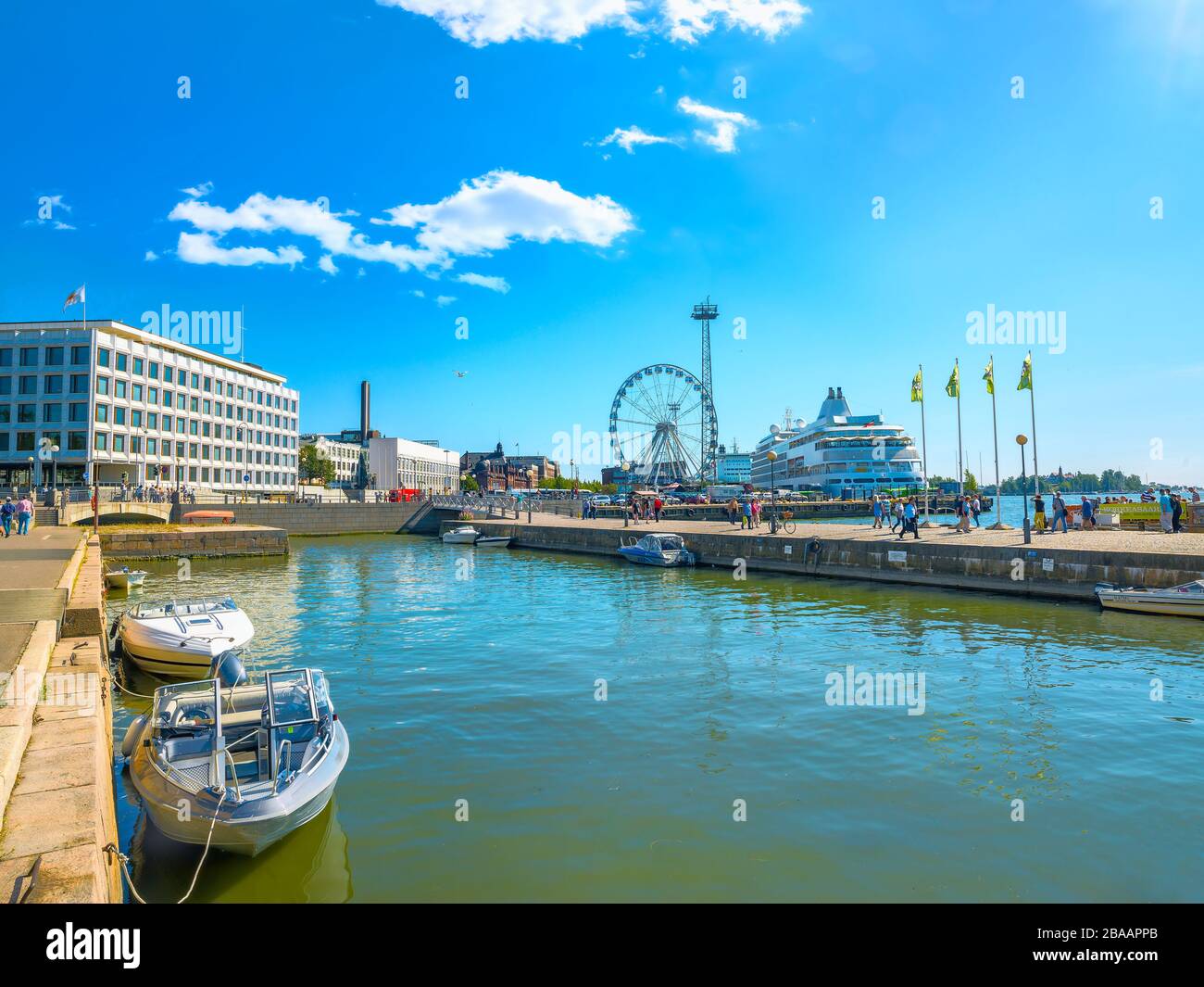 Lungomare con molo ed edifici storici nel quartiere del porto di Helsinki.  Helsinki, Finlandia Foto stock - Alamy
