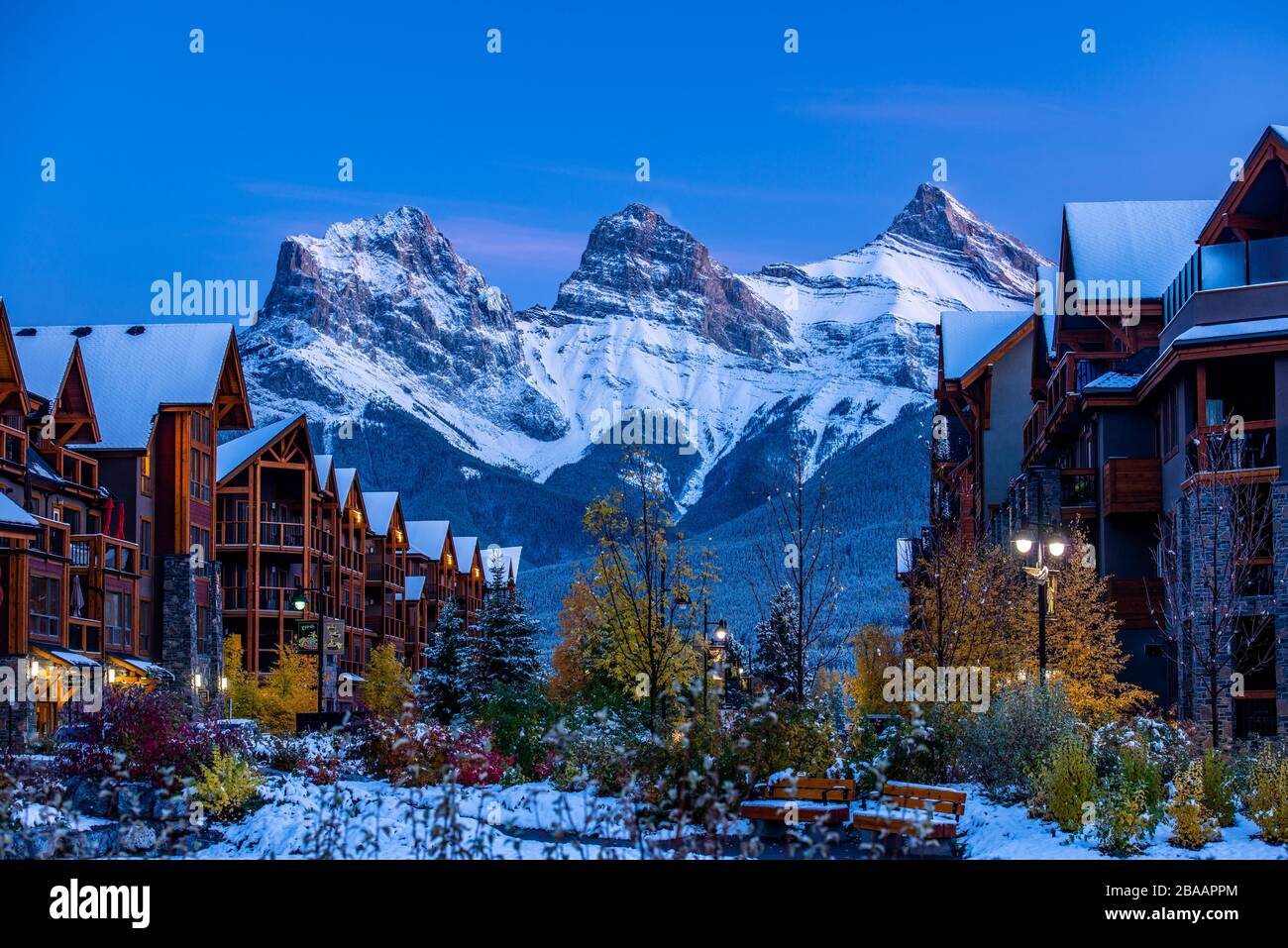 Vista dello sviluppo di Spring Creek presso Three Sisters Mountain, Canmore, Alberta, Canada Foto Stock Vista dello sviluppo di Spring Creek presso Three Sisters Mountain, Canmore, Alberta, Canada Foto Stock