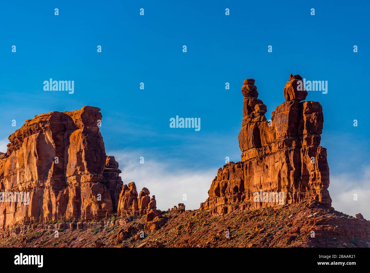 Vista della grande roccia su Valley of the Gods, Mexican Hat, Utah, USA Foto Stock