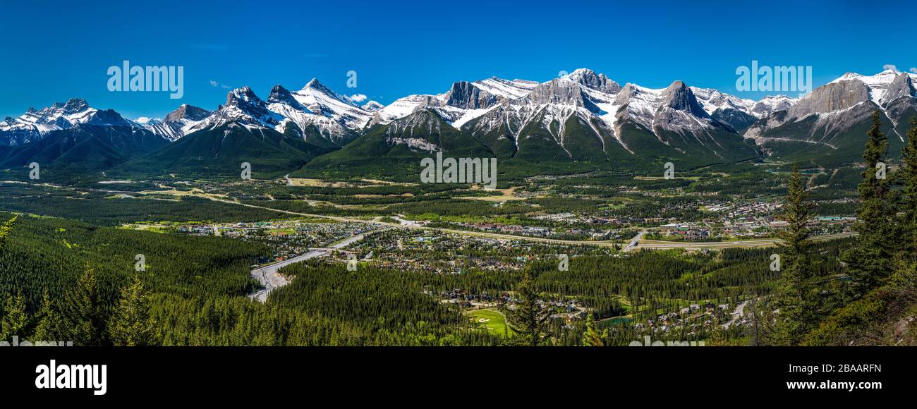 Vista di Three Sisters Mountain e Canmore, Alberta, Canada Foto Stock