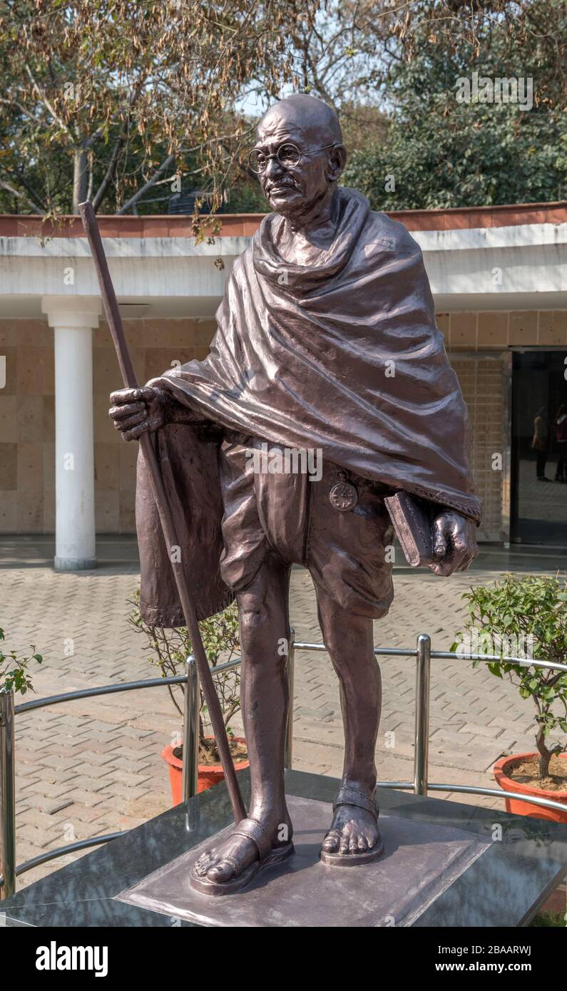 Statua del Mahatma Gandhi a Raj Ghat, Nuova Delhi, India Foto Stock