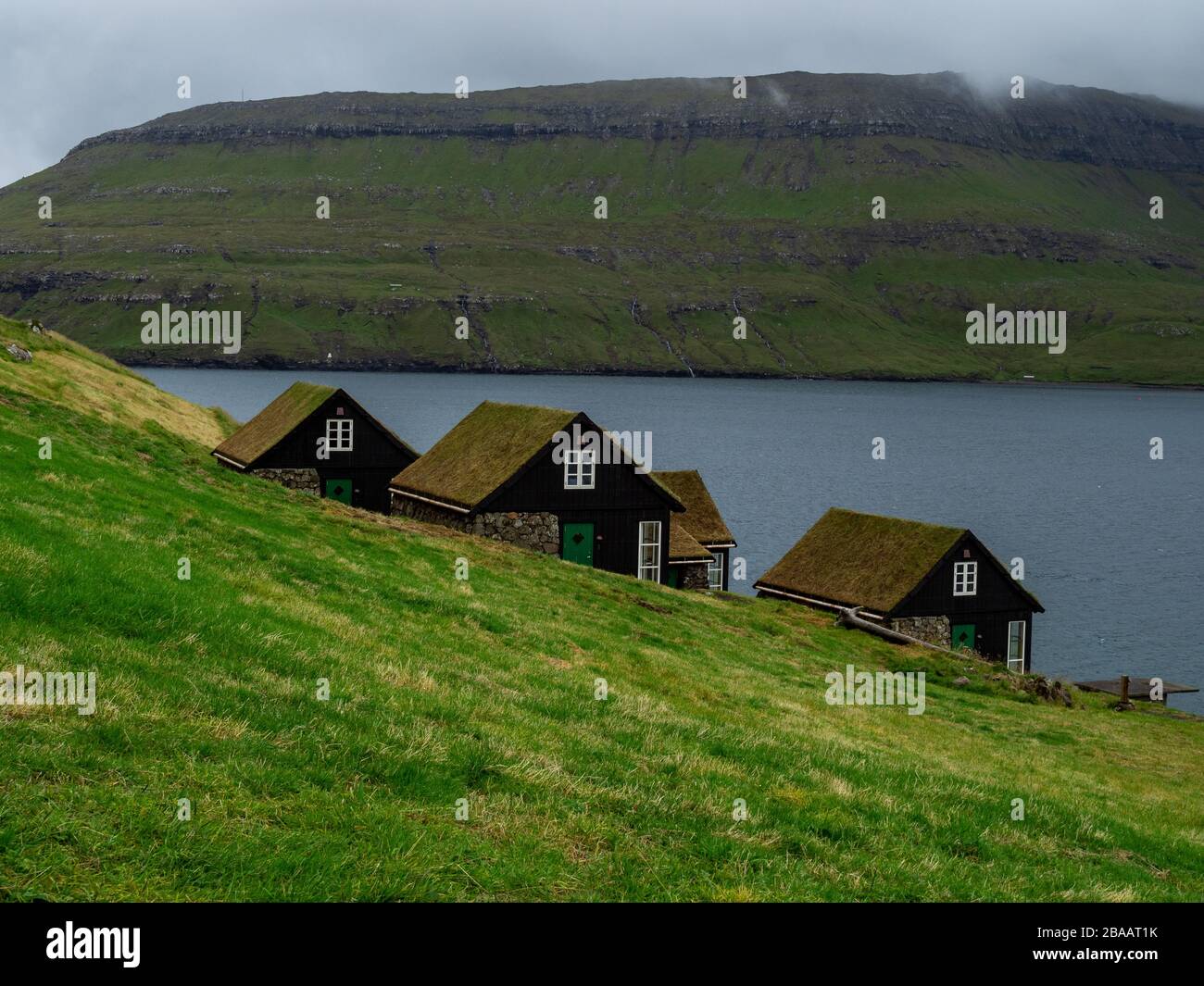 Isole Faroe. Vista sulle tipiche case coperte di erba. Foto Stock