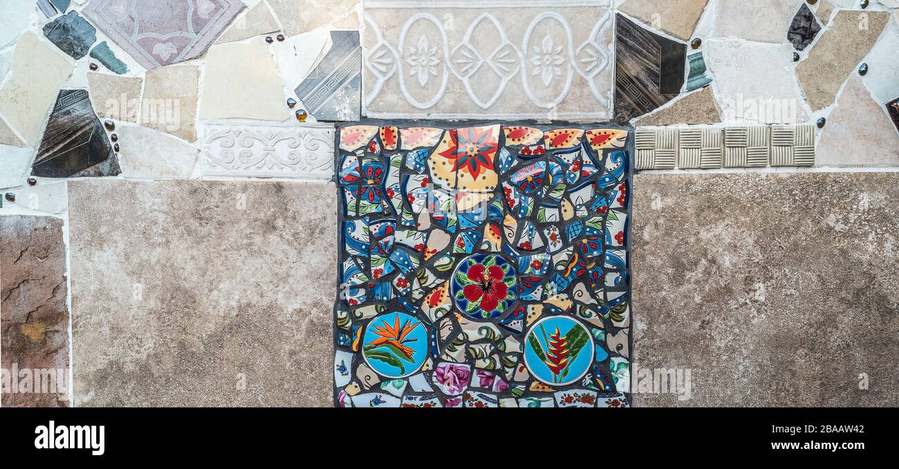 Tessere mosaico con colori semplici e motivi floreali Foto Stock