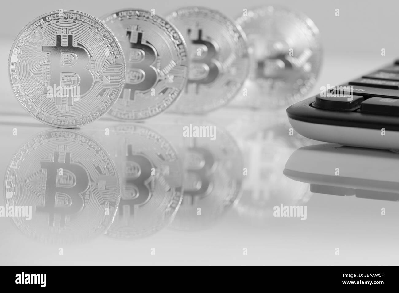 Bitcoins sulla scrivania in marmo riflettente, primo piano. Denaro virtuale di criptovaluta. Exchange, anonimo. Bitcoin è una valuta di cassa web open source. Foto Stock
