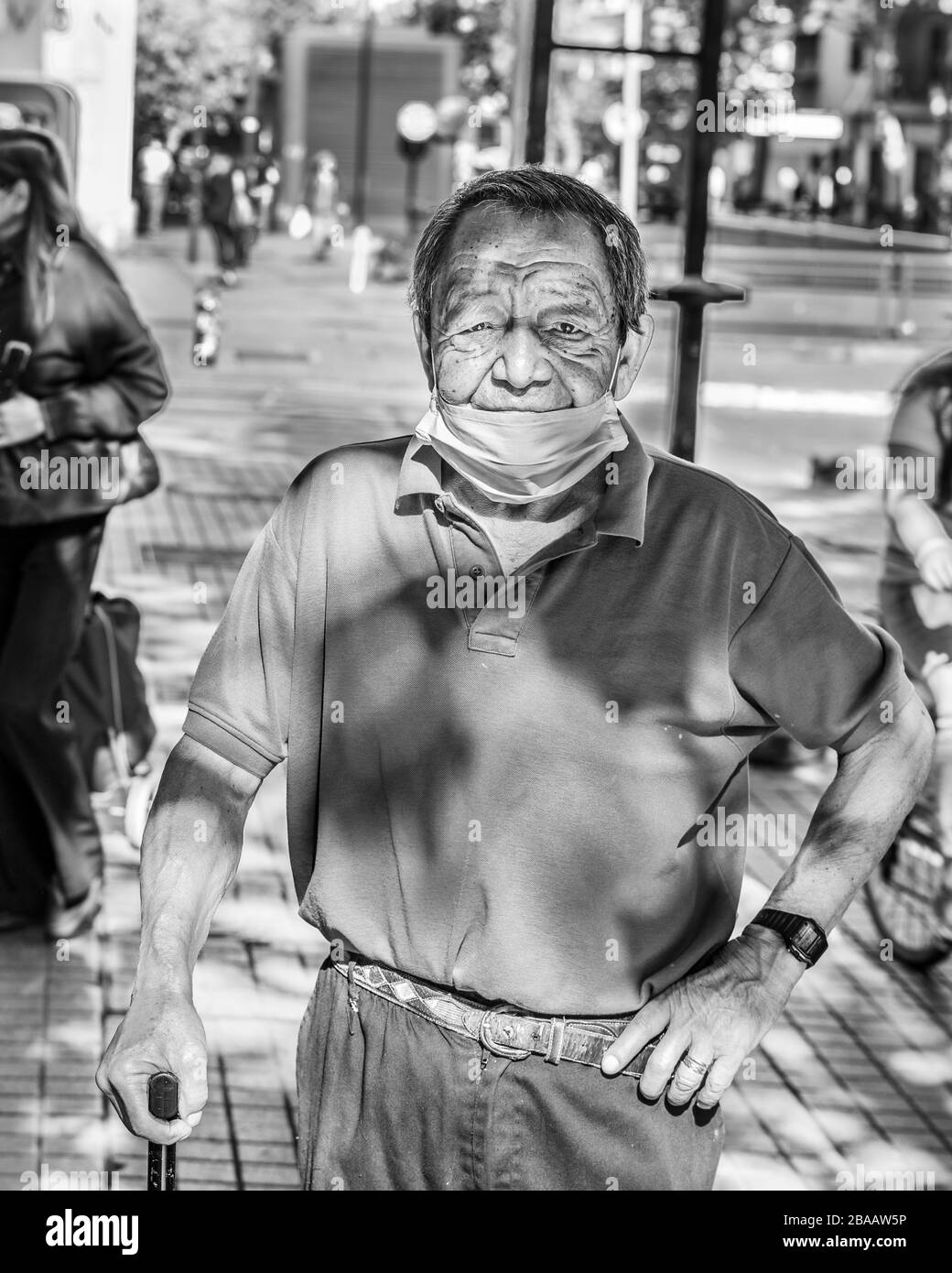 Persone reali preoccupate e camminate nelle strade di Providencia durante le ultime ore prima del coprifuoco a causa della malattia di coronavirus COVID-19 Foto Stock