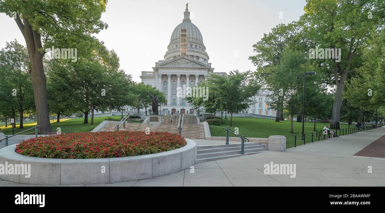 Vista del parco di fronte al Wisconsin state Capitol, Madison, Dane County, Wisconsin, Stati Uniti Foto Stock