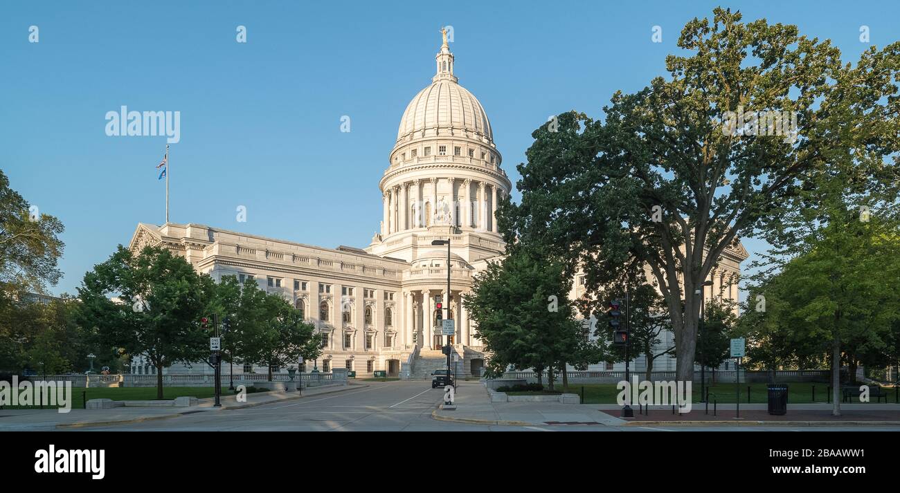 Vista della strada e ingresso al Wisconsin state Capitol, Madison, Dane County, Wisconsin, Stati Uniti Foto Stock