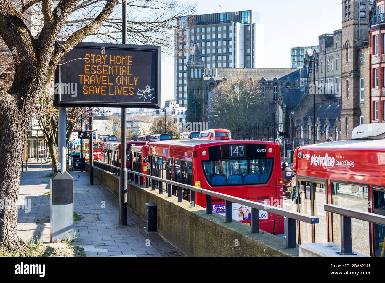 Un cartello stradale illuminato a matrice di punti che legge 'casa fissa, viaggio essenziale solo salva vite' durante la pandemia di coronavirus, Londra, Regno Unito Foto Stock