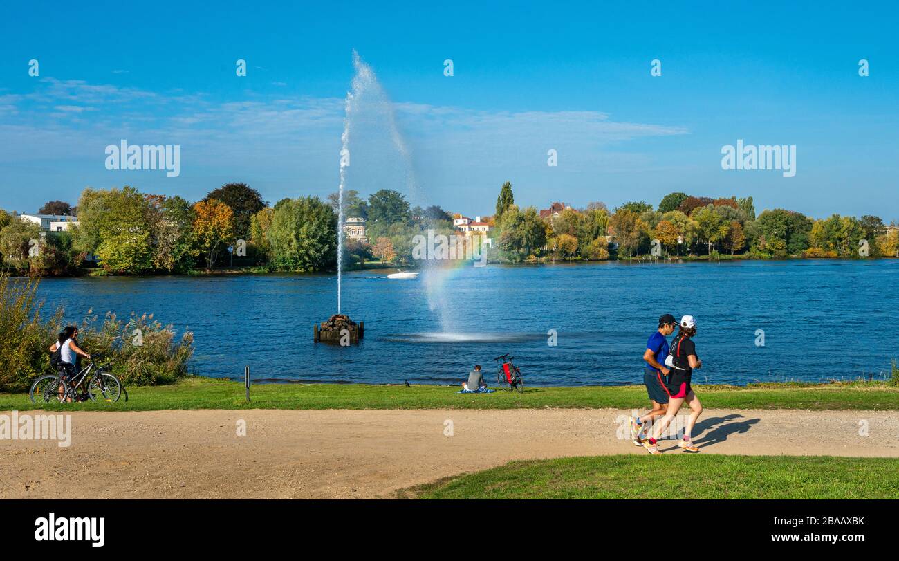 jogging, famiglie, ciclisti e escursionisti al wannsee di berlino e potsdam Foto Stock