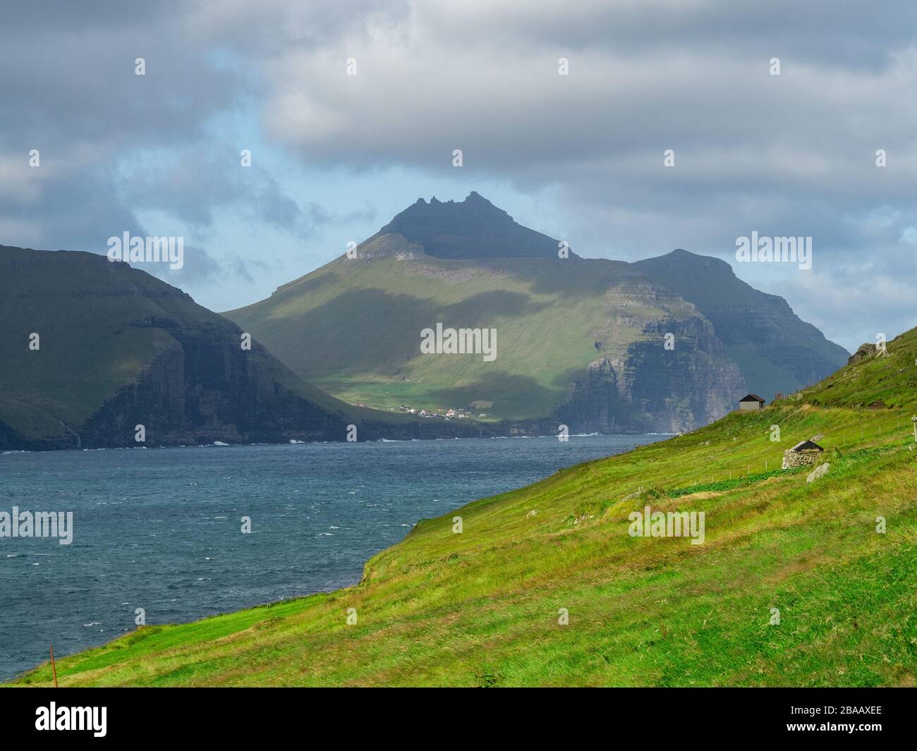 Isole Faroe. Vista sulla baia e sulle verdi pendici delle colline. Paesaggio frizzante. Foto Stock