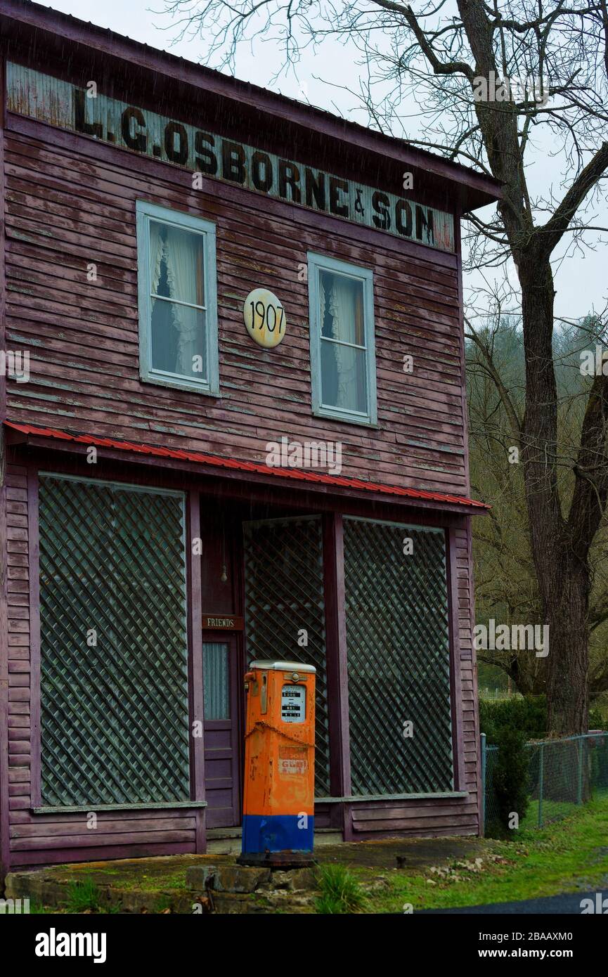 Dungannon, Virginia, USA - Marzo 14,2020: Un vecchio business e edificio fondato nel 1907 nella Virginia rurale. Foto Stock