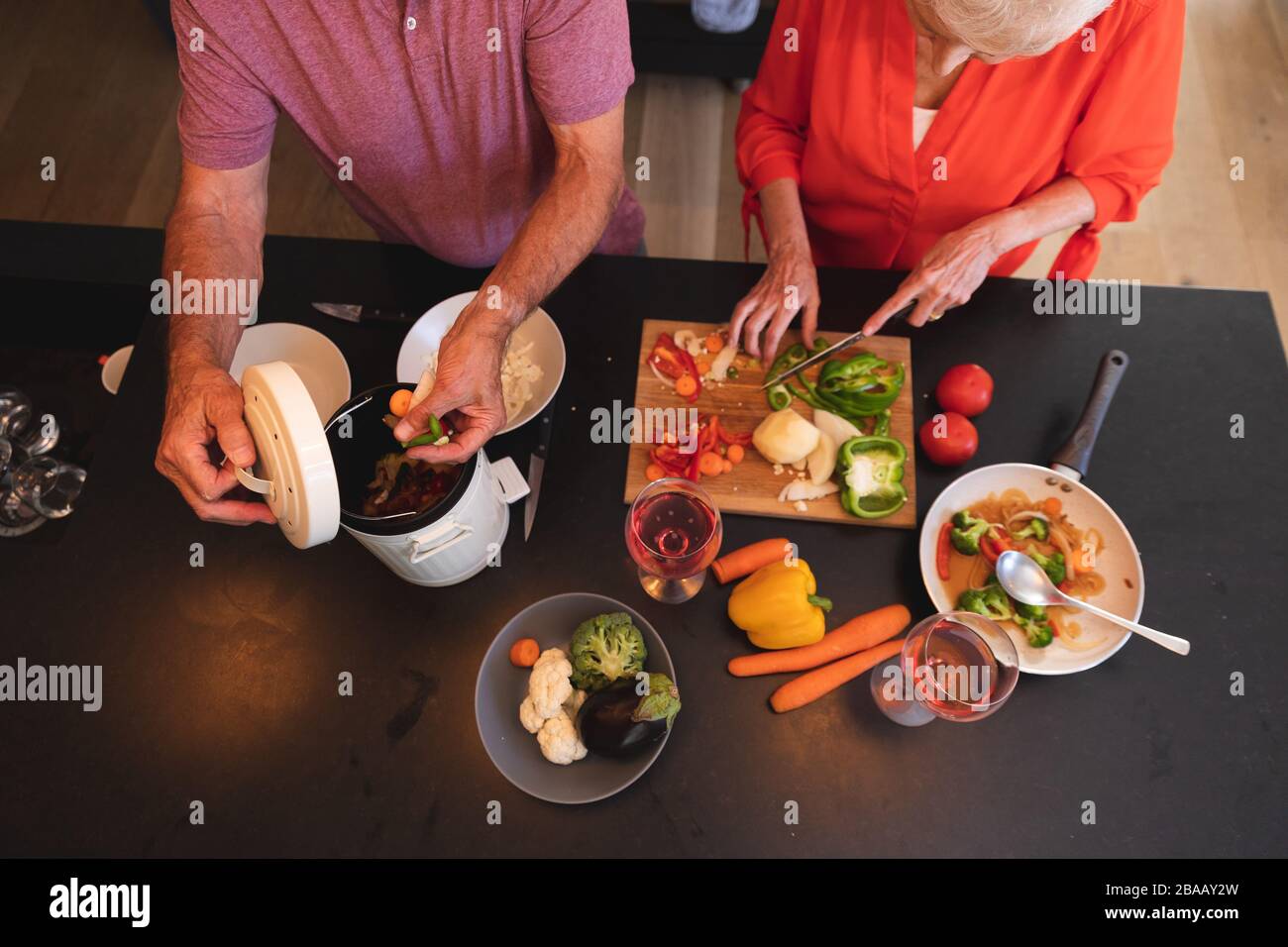 Caucasici senior coppia cucinare insieme a casa Foto Stock