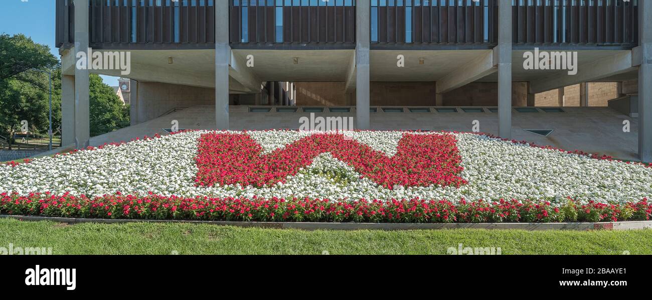Flowerbed prima di University Building, University of Wisconsin, Madison, Dane County, Wisconsin, Stati Uniti Foto Stock