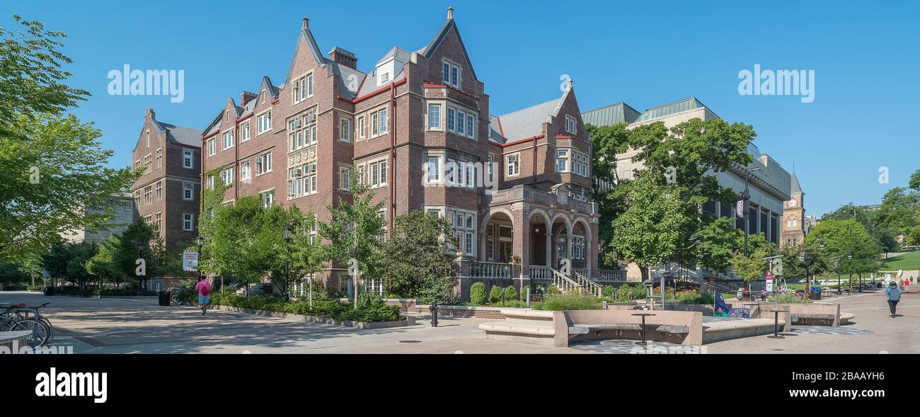 Passaggio pedonale prima degli edifici universitari, University of Wisconsin, Madison, Dane County, Wisconsin, USA Foto Stock