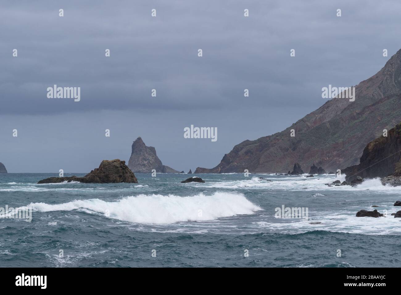 Vista sulle onde e sulla scogliera di Los Galiones vicino alla spiaggia di Roque de Las Bodegas nella zona di Taganana, Tenerife Island, Spagna Foto Stock