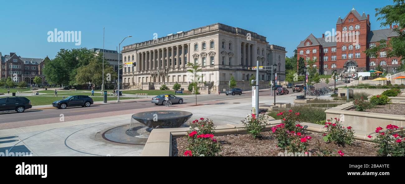 Fontana del marciapiede con Memorial Union e Science Hall della University of Wisconsin-Madison in background, Madison, Dane County, Wisconsin, Stati Uniti Foto Stock