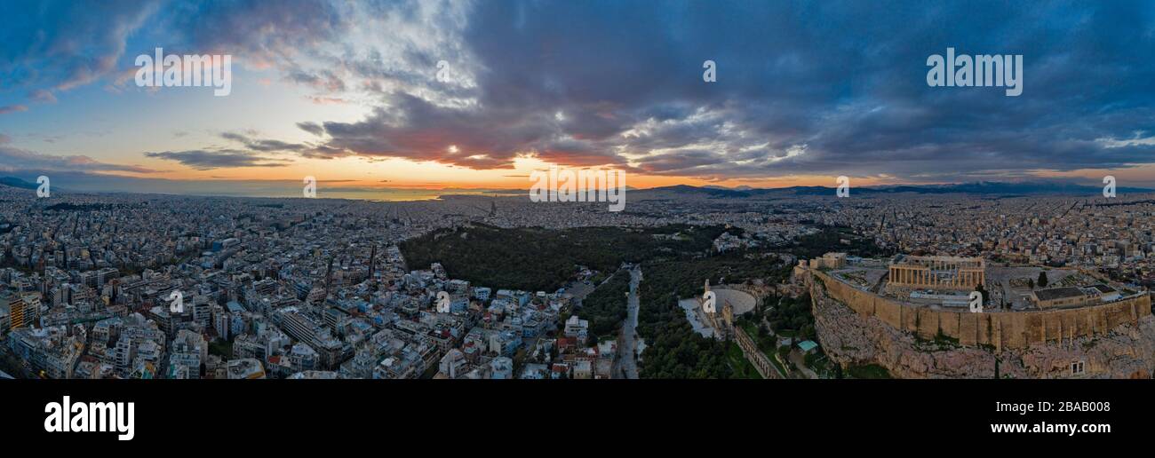 Veduta aerea dell'Acropoli di Atene, il Tempio di Atena Nike, Partenone, Tempio di Hekatompedon, Santuario di Zeus Polieus, Odeon di Erodes Attico Foto Stock