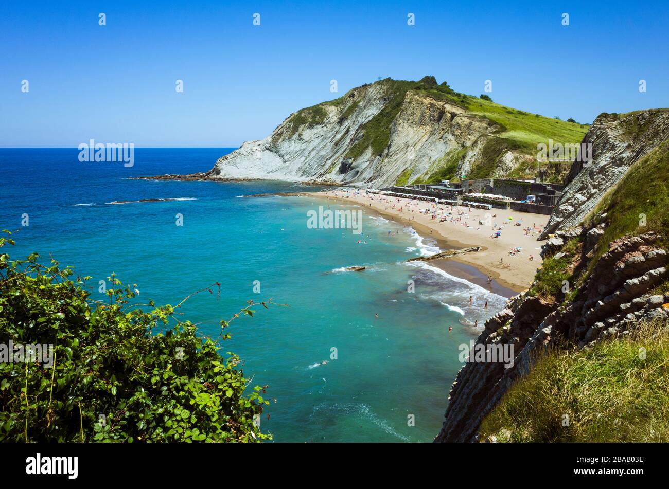 Zumaia, Gipuzkoa, Paesi Baschi, Spagna - 15 luglio 2019 : Itzurun Beach visto dalla scogliera fatta di roccia flysch. Foto Stock