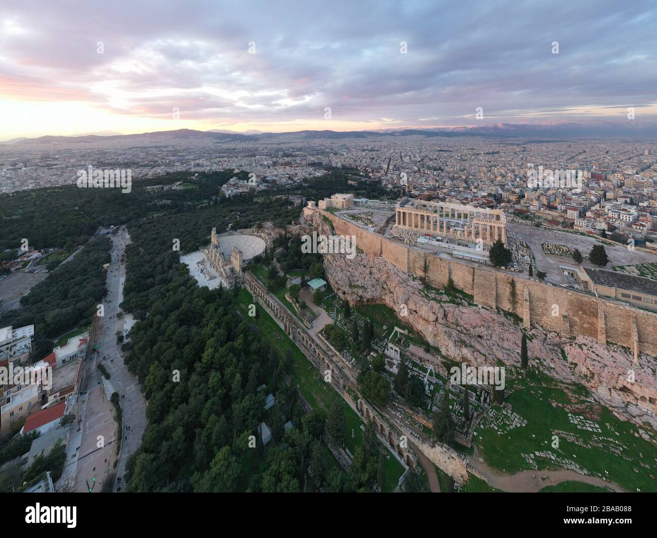 Veduta aerea dell'Acropoli di Atene, il Tempio di Atena Nike, Partenone, Tempio di Hekatompedon, Santuario di Zeus Polieus, Odeon di Erodes Attico Foto Stock