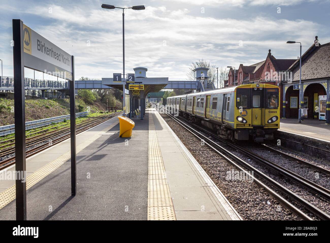 Treno da Liverpool arrivo alla stazione ferroviaria di Birkenhead North sulla rete Merseyrail, Wirral. Foto Stock