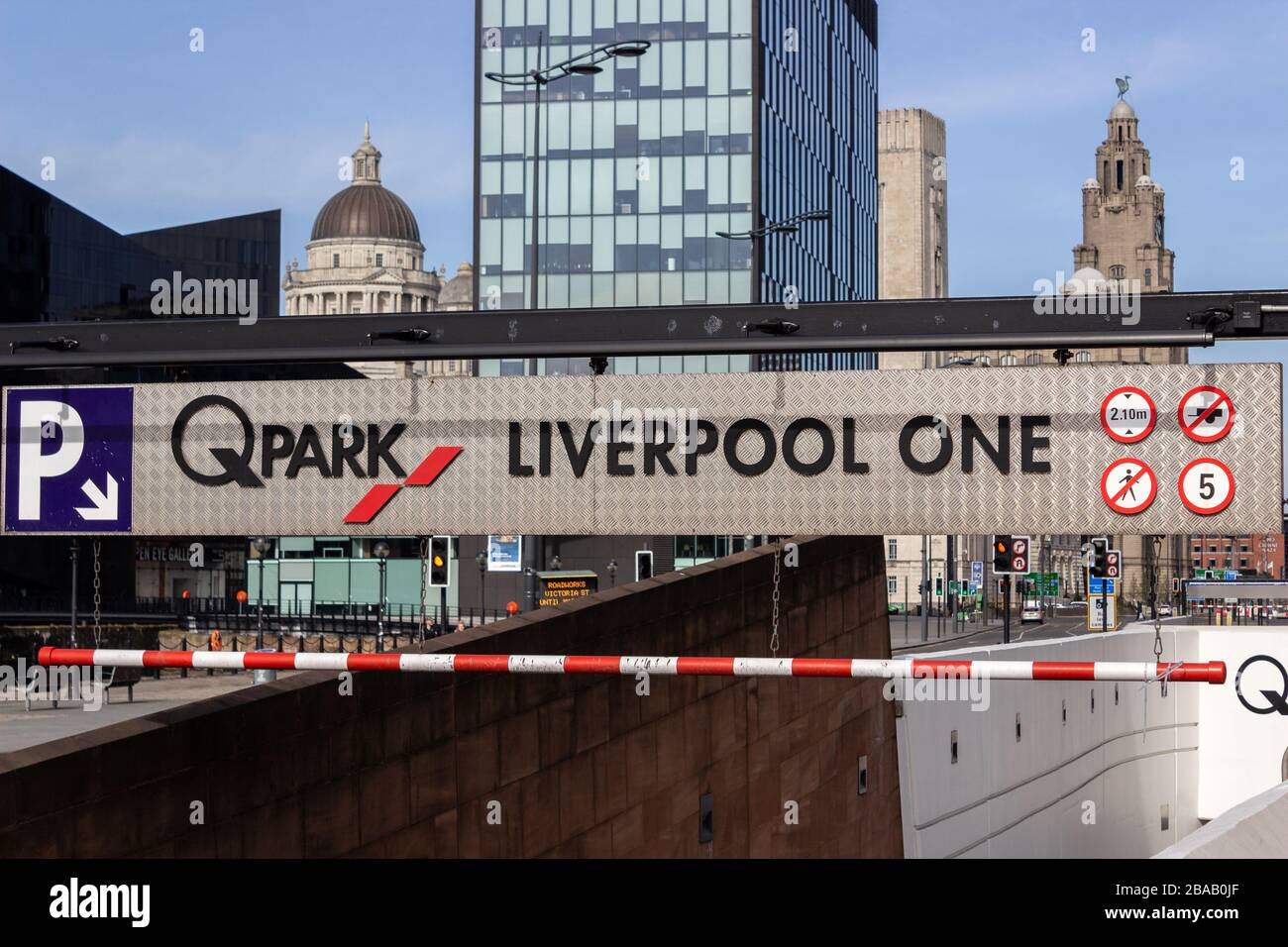 Parcheggio custodito Q-Park, cartello d'ingresso, Strand Street, Liverpool Foto Stock