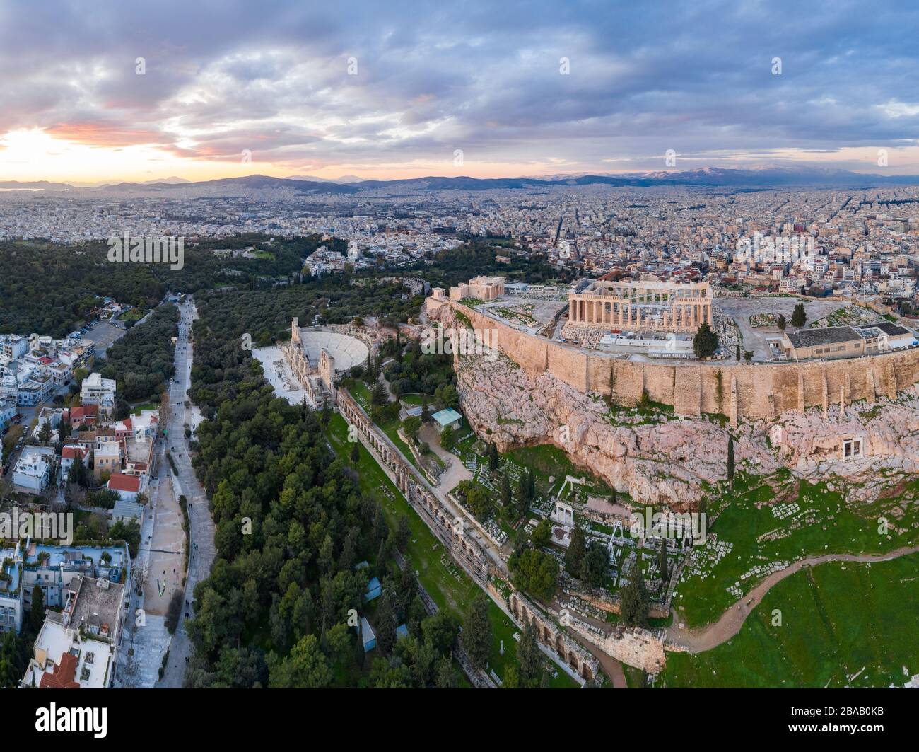 Veduta aerea dell'Acropoli di Atene, il Tempio di Atena Nike, Partenone, Tempio di Hekatompedon, Santuario di Zeus Polieus, Odeon di Erodes Attico Foto Stock