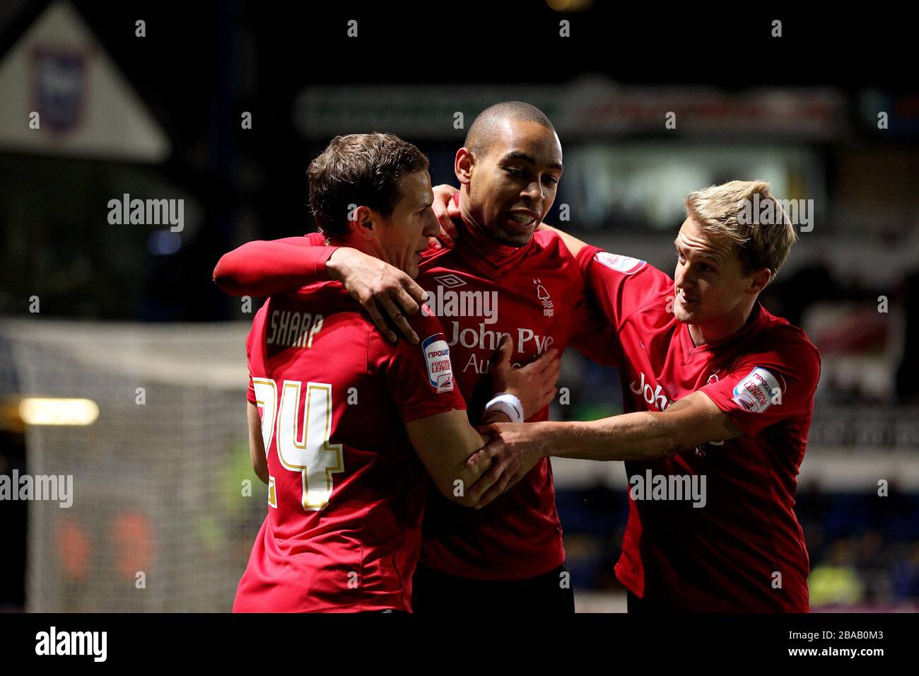 Il Dexter Blackstock di Nottingham Forest (al centro) celebra il punteggio con i compagni di squadra Billy Sharp (a sinistra) e Jam Coppinger (a destra) Foto Stock