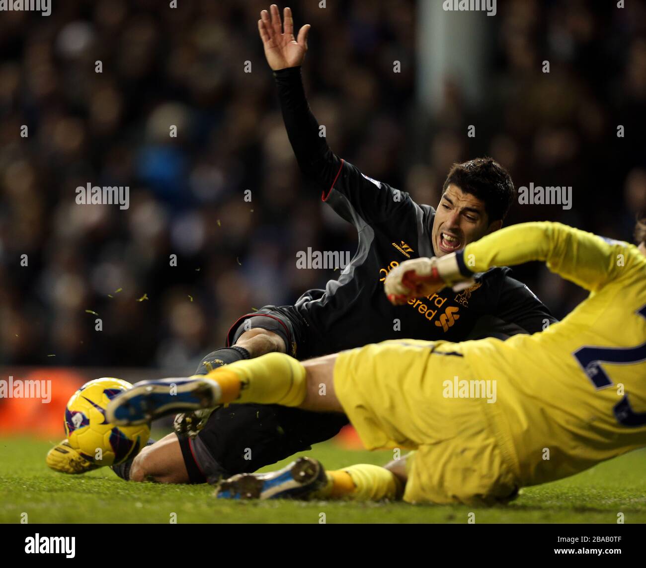 Luis Suarez di Liverpool è negato un obiettivo da Hugo Lloris di Tottenham Hotspur Foto Stock