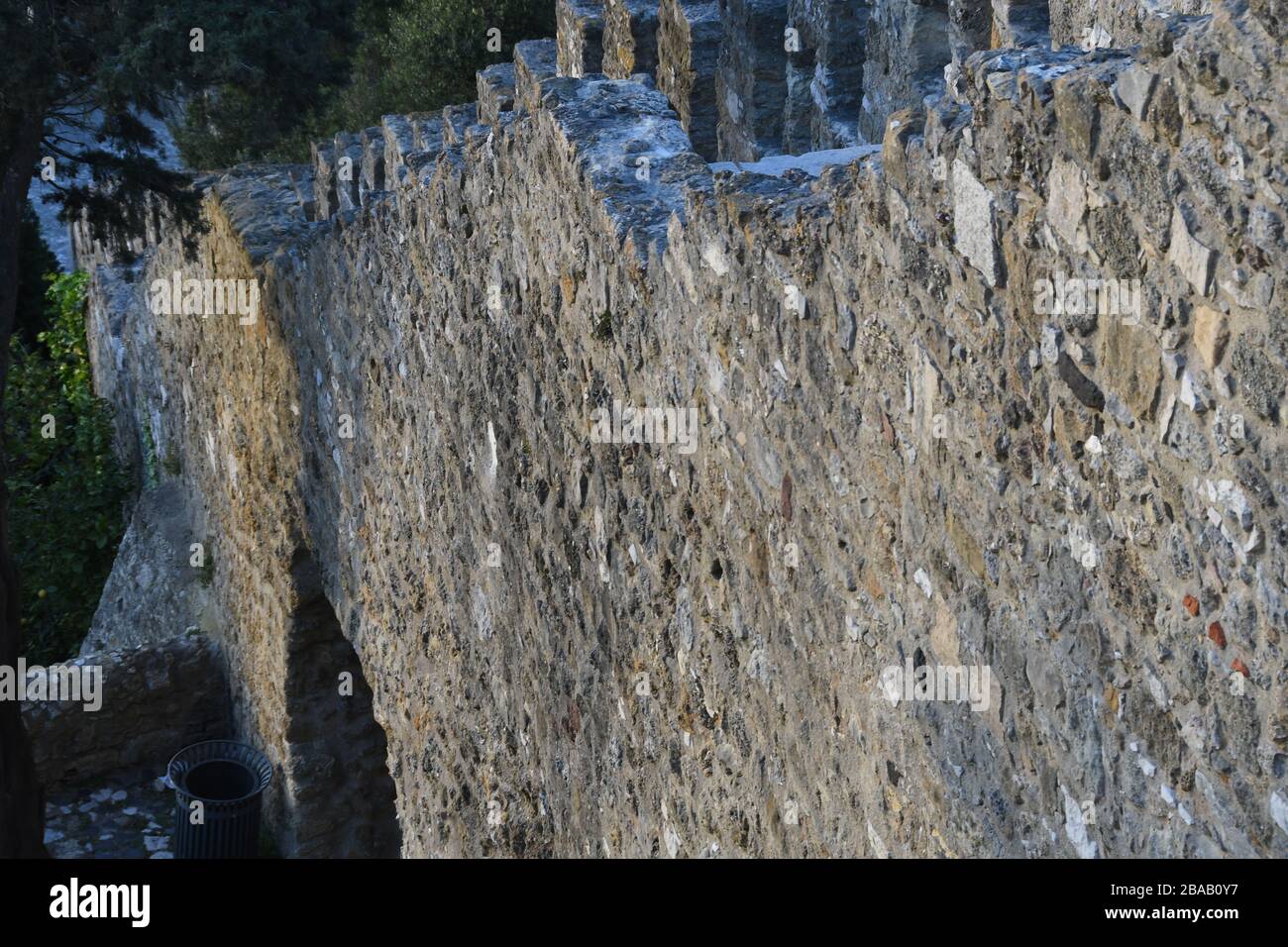 Lisbona, Portogallo. 8 Marzo 2020. Il Castelo SÃ£o Jorge, in cima a una delle sette colline del Portogallo, è un luogo popolare per le persone che si riuniscono per guardare il tramonto e sorseggiare del vino. Domenica 8 marzo 2020. Credit: Mark Hertzberg/ZUMA Wire/Alamy Live News Foto Stock