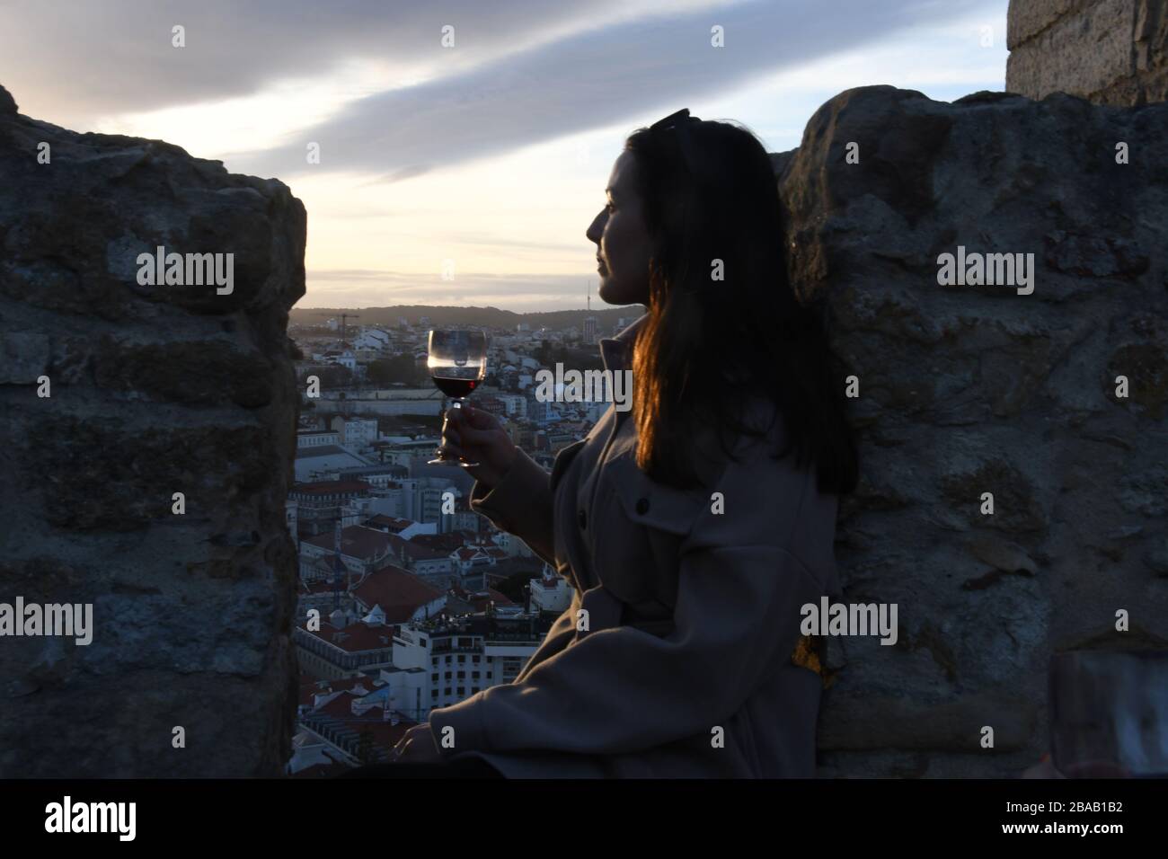 Lisbona, Portogallo. 8 Marzo 2020. Il Castelo SÃ£o Jorge, in cima a una delle sette colline del Portogallo, è un luogo popolare per le persone che si riuniscono per guardare il tramonto e sorseggiare del vino. Domenica 8 marzo 2020. Credit: Mark Hertzberg/ZUMA Wire/Alamy Live News Foto Stock