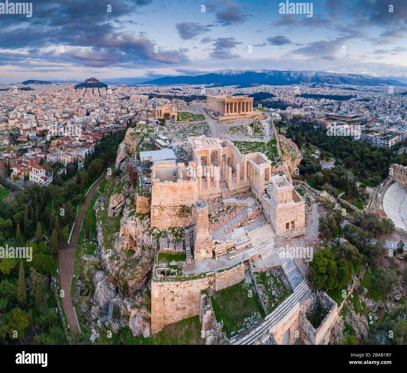 Veduta aerea dell'Acropoli di Atene, il Tempio di Atena Nike, Partenone, Tempio di Hekatompedon, Santuario di Zeus Polieus, Odeon di Erodes Attico Foto Stock