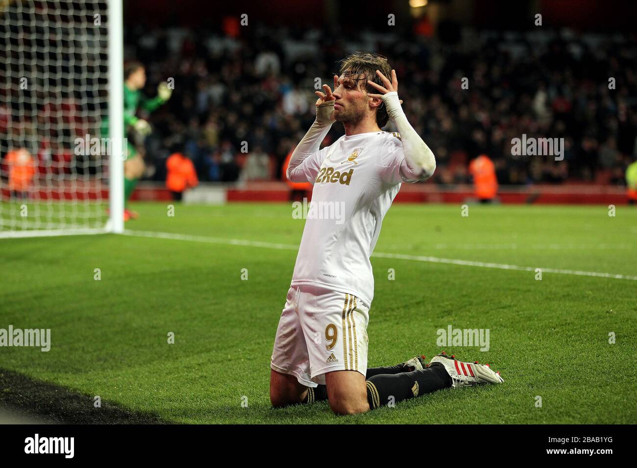 Miguel Michu di Swansea City celebra il suo secondo obiettivo Foto Stock