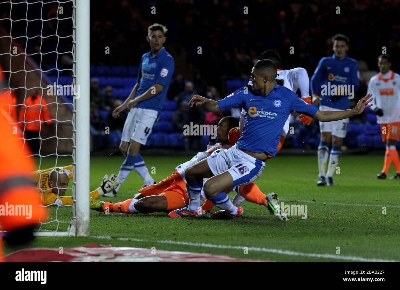 Nouha Dicko di Blackpool (a destra) segna il terzo obiettivo del gioco nonostante la sfida di Kane Ferdinand di Peterborough United Foto Stock