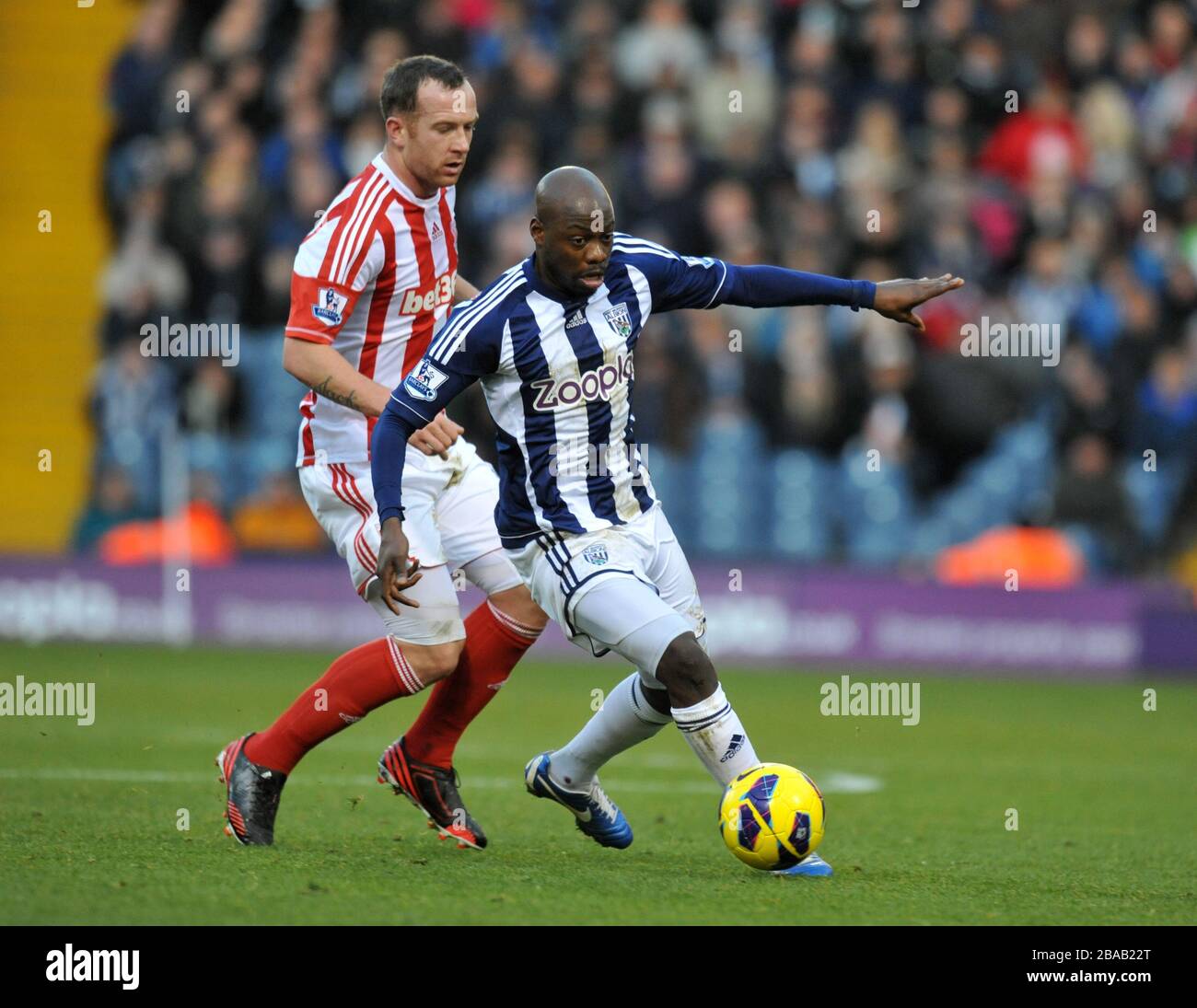 Youssouf Mulumbu di West Bromwich Albion si allontana da Charlie Adam di Stoke City Foto Stock