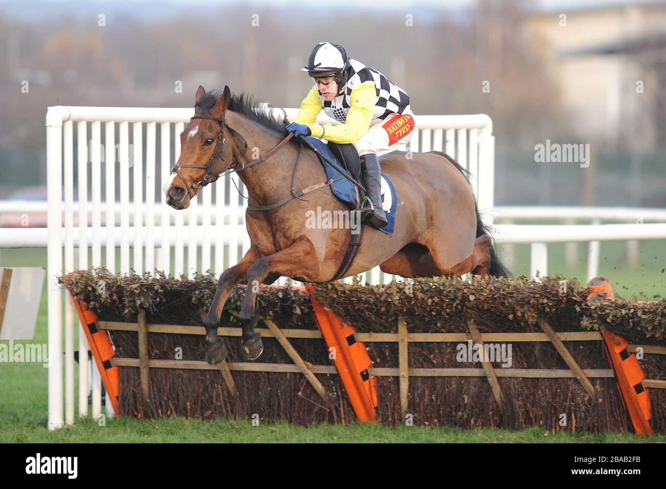 Nessun Secrets guidato da Tom Scudamore durante l'ostacolo Pertemps handicap Foto Stock